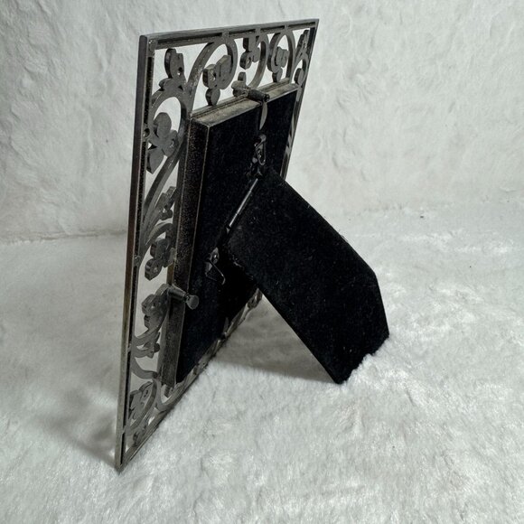 Martha Stewart 3.5" X 5" Silver Metal Photo Frame With Floral Vine Design - Picture 3 of 6